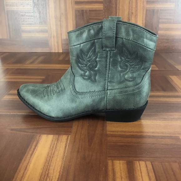 Arizona Jean Company Shoes - NWOT ARIZONA JEANS CO MINDY Cowboy Ankle Boot
